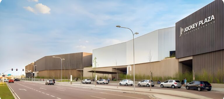 luxwall-shopping-jockey-plaza-1_upscaled